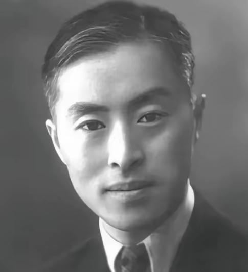 1949年10月1日开国大典，一个叫李克前的年轻人穿着军装站在观礼队伍里，心情激