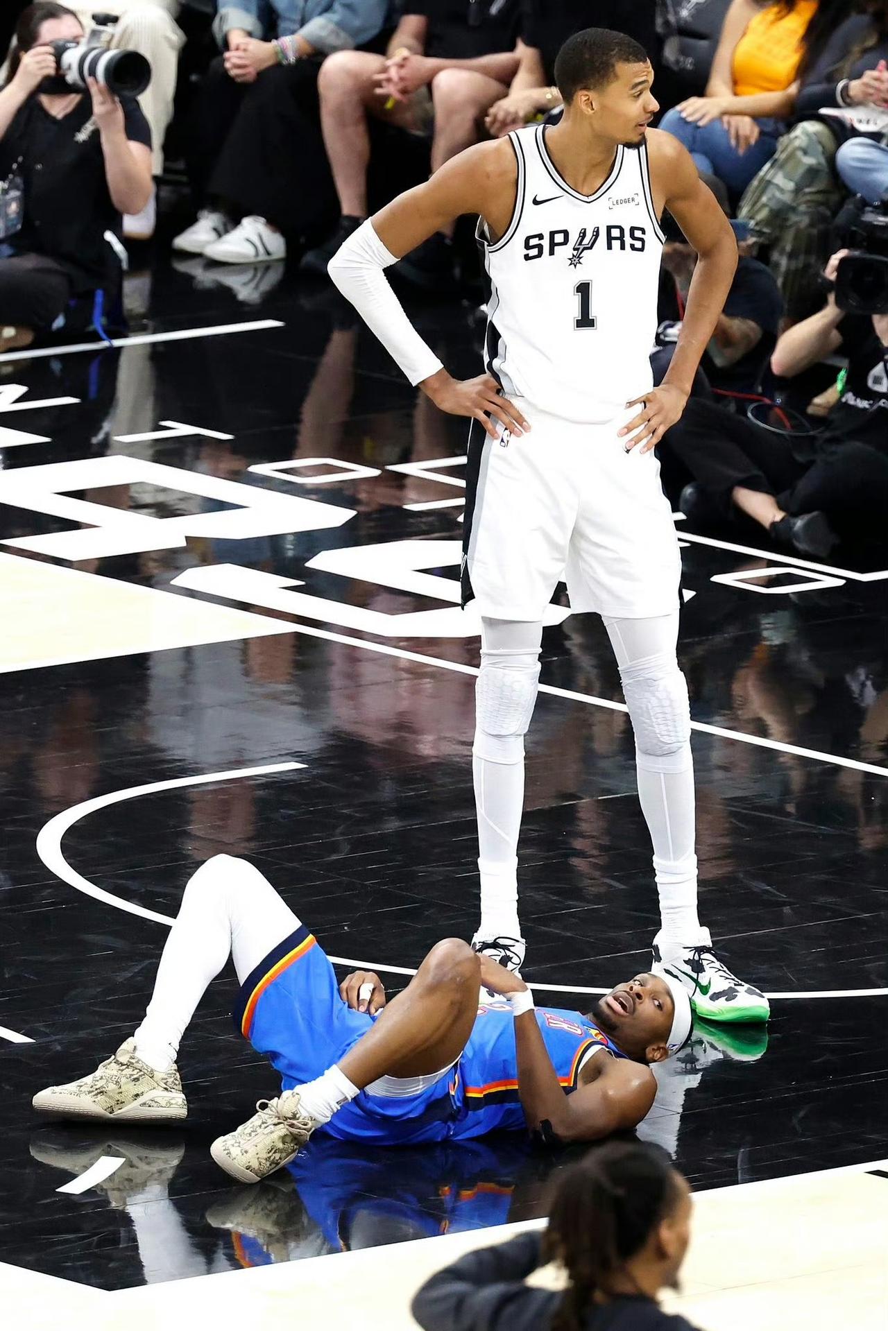 亚历山大硬生生创造出NBA全新统计——投躺率！

整个季后赛，224次出手，39