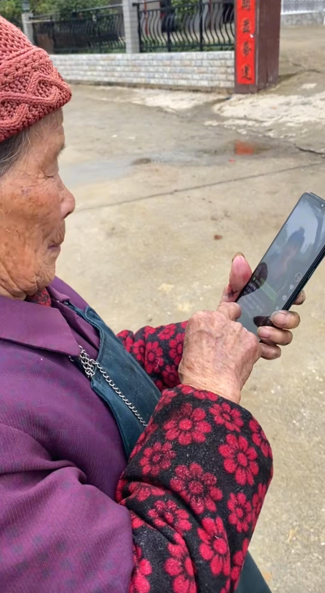 就想要个手机咋了？
一个70多岁的老人，想要个手机刷刷视频解闷，家人给了个不会用