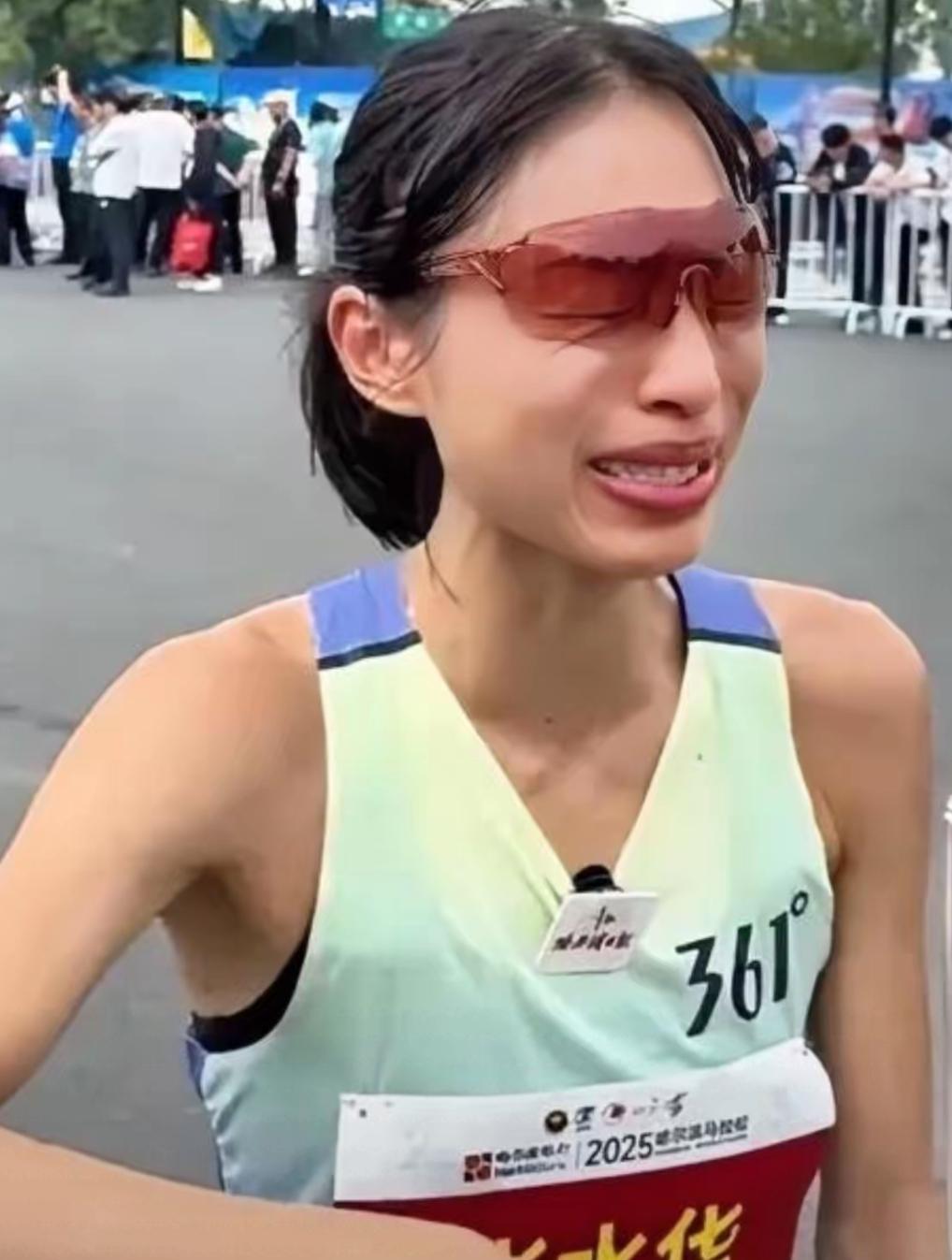 张水华后台是不是挺硬？
一般人如果因为领导批准和同事调班，跑马拉松得了成绩肯定会