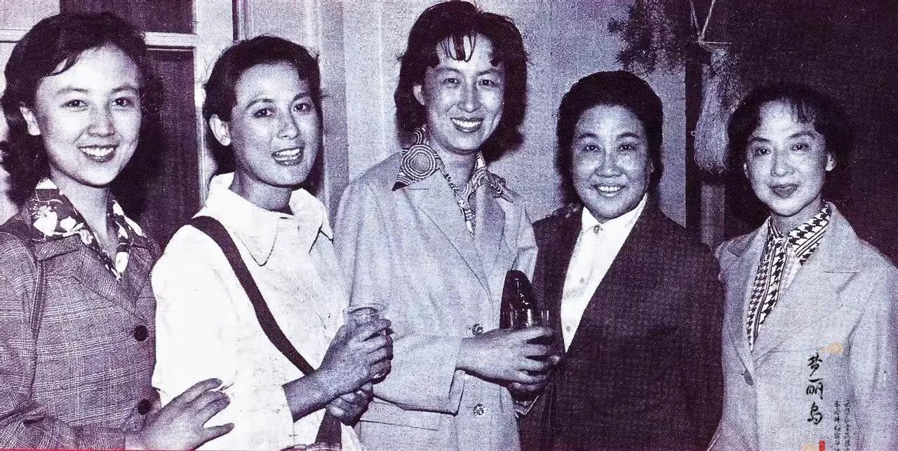 八十年代的一张旧照，五位女演员站在一起，笑意融融。宽翻领外套，碎花与格纹领衬，是