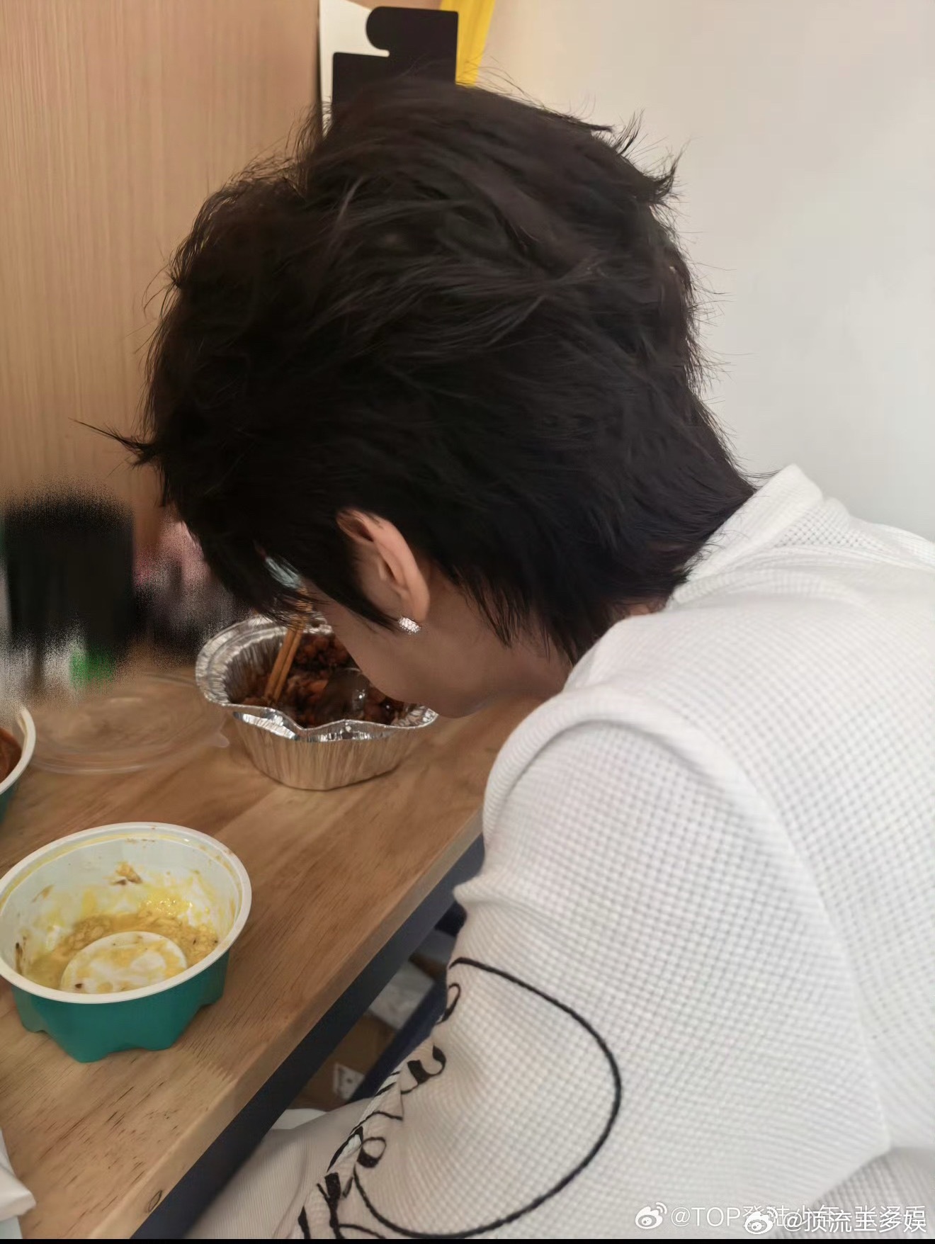 张泽禹今年第一个给张峻豪发生日祝福张泽禹发张峻豪的配图还是昨天拍的 TOP祝福张