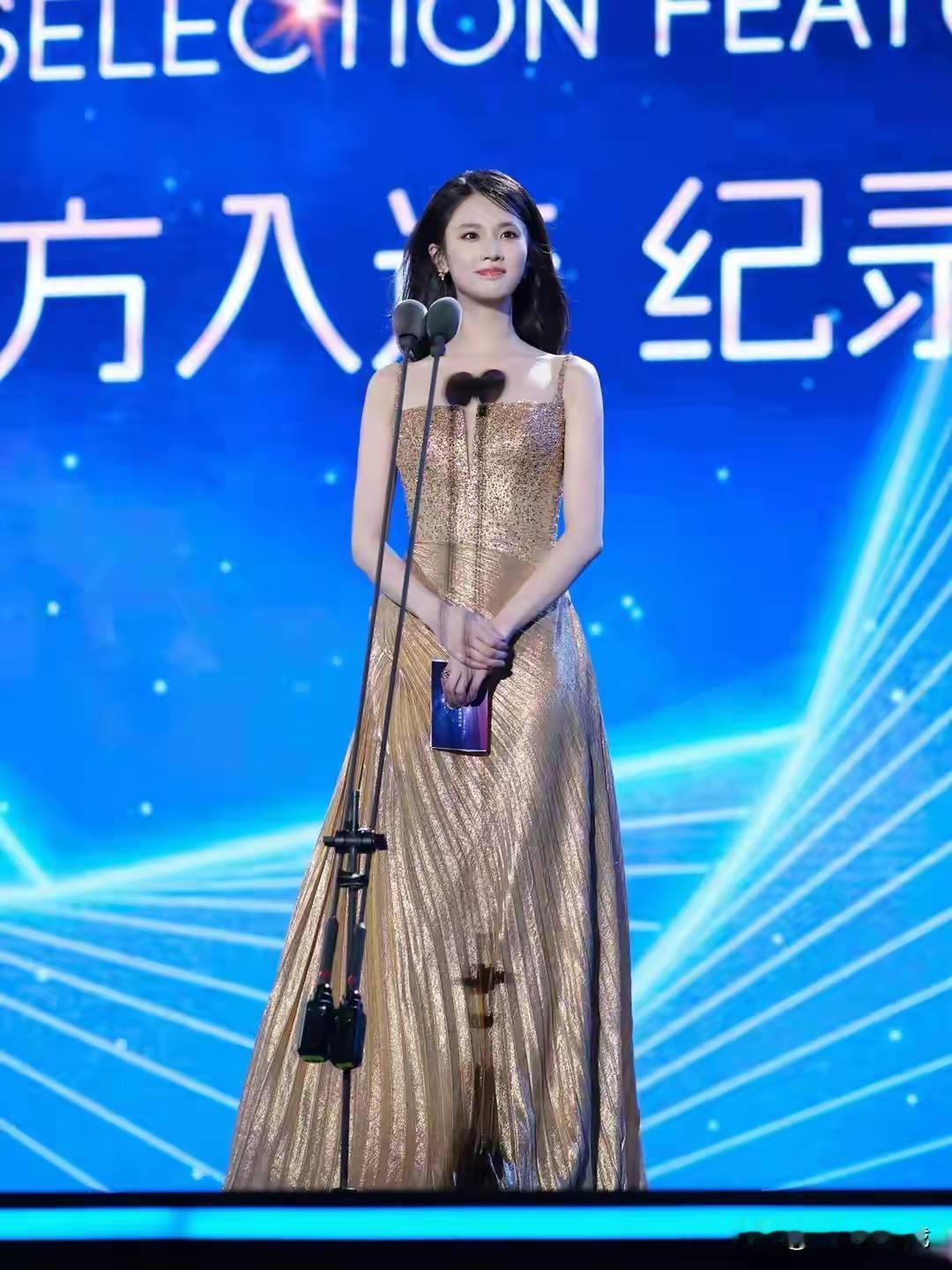 在她受邀作为海南国际电影节开幕式嘉宾，并作为"金椰奖"入围影片推荐人亮相，就足以