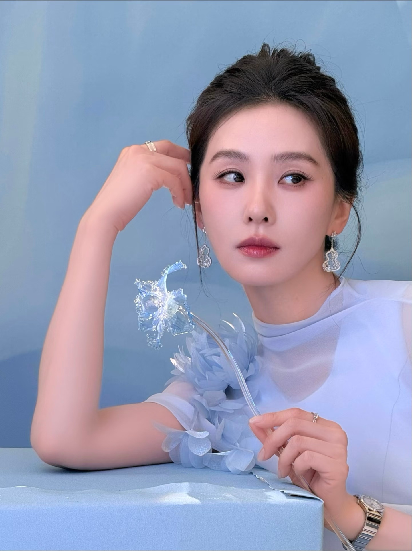 刘诗诗怎么做到既挺拔又松弛的刘诗诗完全是一朵亭亭玉立的荷花，整个人袅袅婷婷飘过来