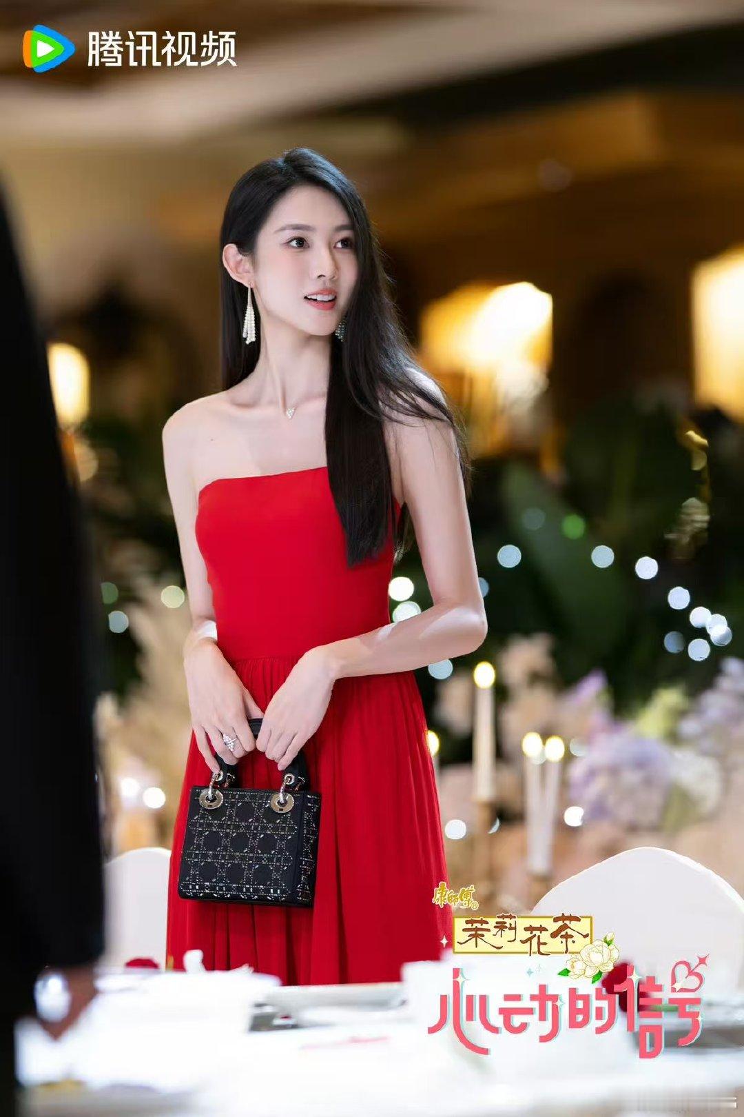 沙玥儿红裙惊艳全场贝微微红裙沙玥儿版   别人穿红裙是好看，沙玥儿穿红裙是让人想