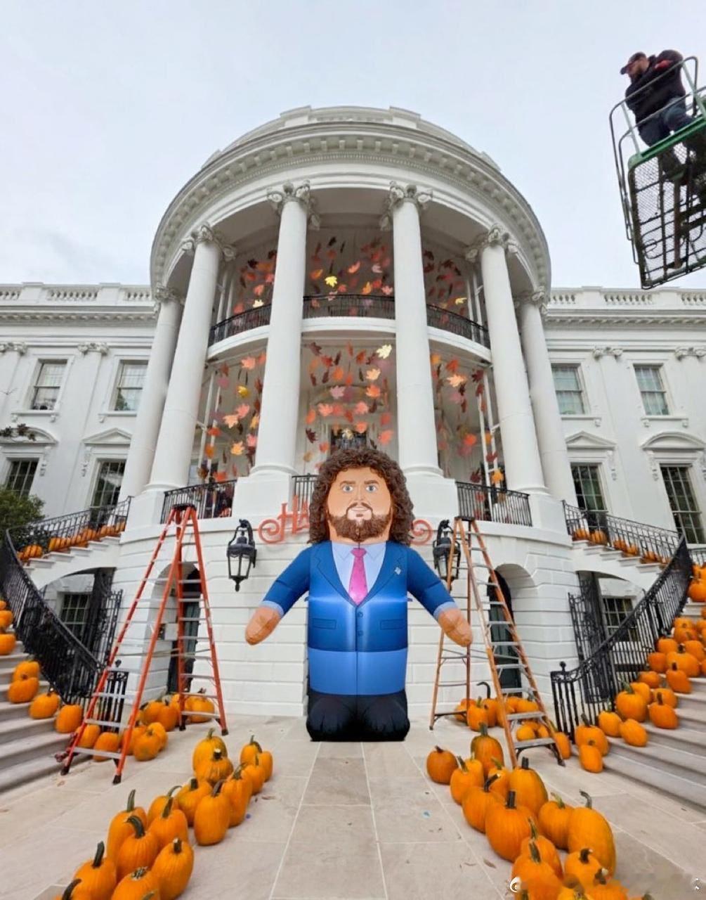 【黄金时代】川普和梅拉尼娅今晚将在白宫进行万圣节发糖！白宫已经装扮一新！万斯的充