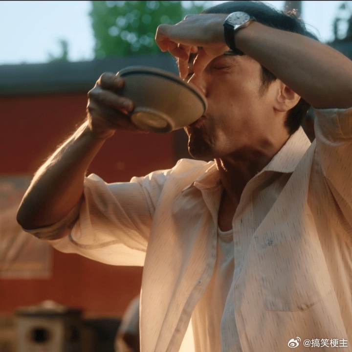 白宇演活了外地人第一次喝豆汁白宇山东大汉喝北京豆汁 看到白宇在《冬去春来》里喝豆