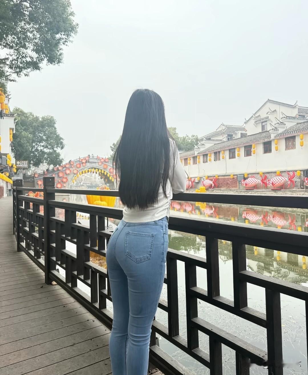 桥上美人倚栏杆，水边楼阁映红妆。牛仔穿搭 木桥上的美人