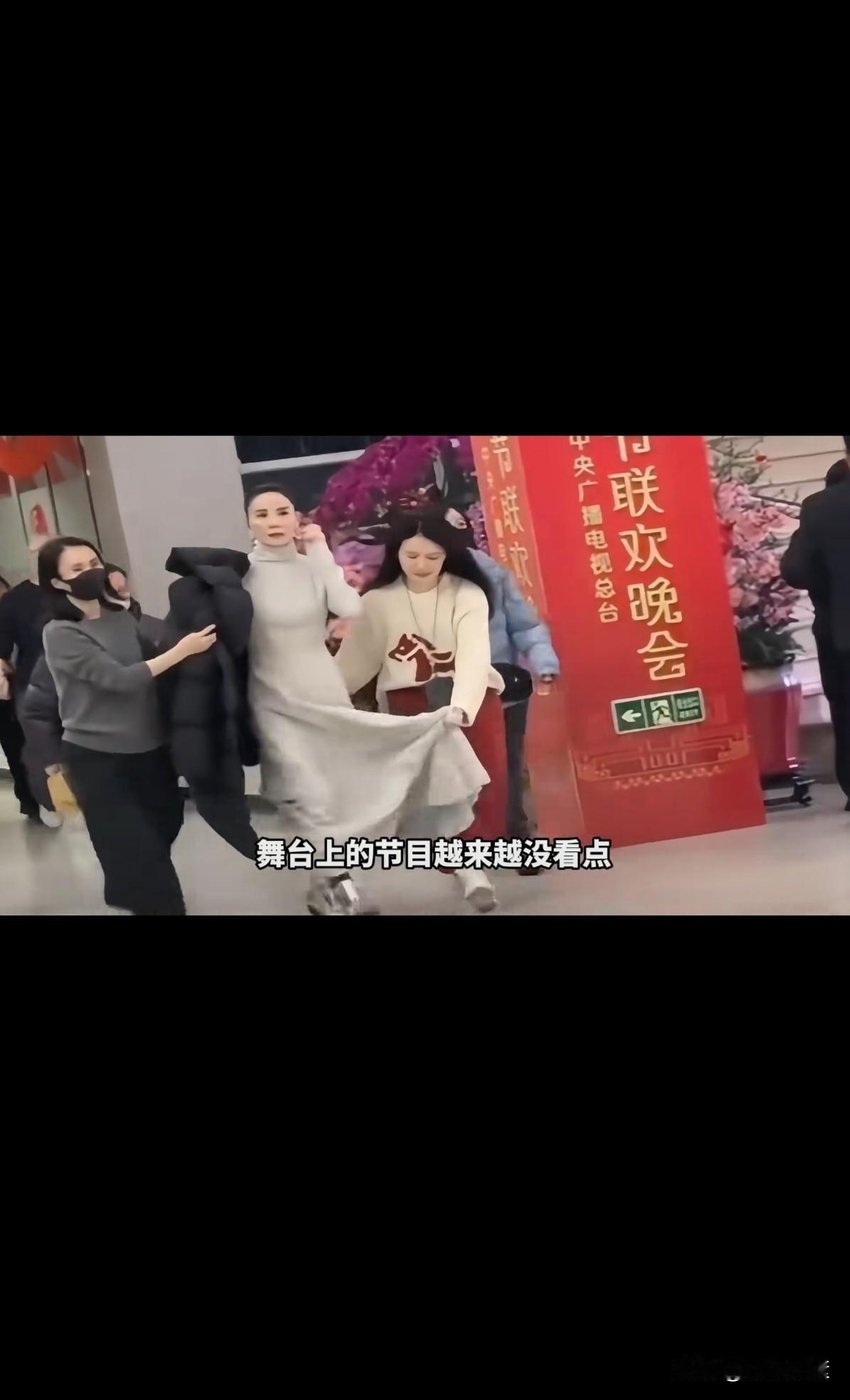 知道为什么这么多人崇拜王菲吗? 

只要你的本事够硬，
你的心气够足，
天后王菲