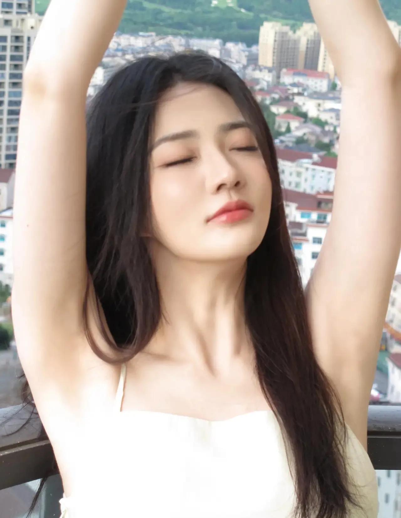 徐璐的女性韵味十足，犹如一股温柔的春风，徐徐袭来，温馨如故。
她那独特的魅力，犹