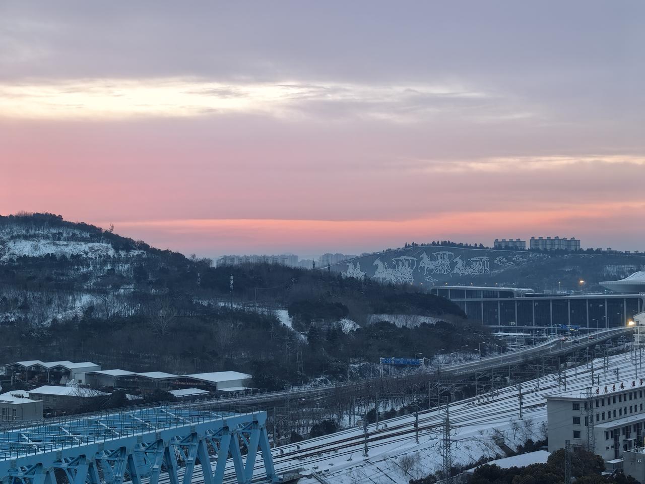 雪后淮海大地
朝霞满天飞，
映照徐州东，
白雪覆大地，
远山立青松。
极光迎瑞雪