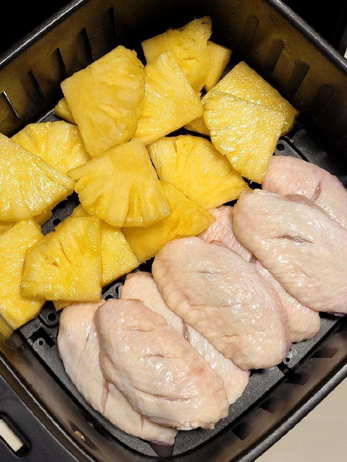 "答应我！有空气炸锅的一定要试试🍍凤梨烤鸡翅～"我的宝藏食谱