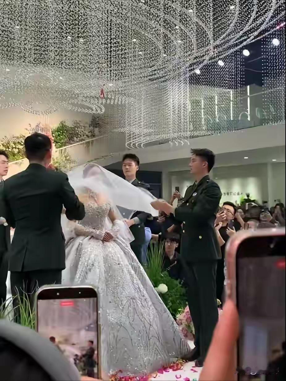 张自轩以军礼形式举行的婚礼，真的太酷了！军礼庄重又神圣，这一场婚礼也注定意义非凡