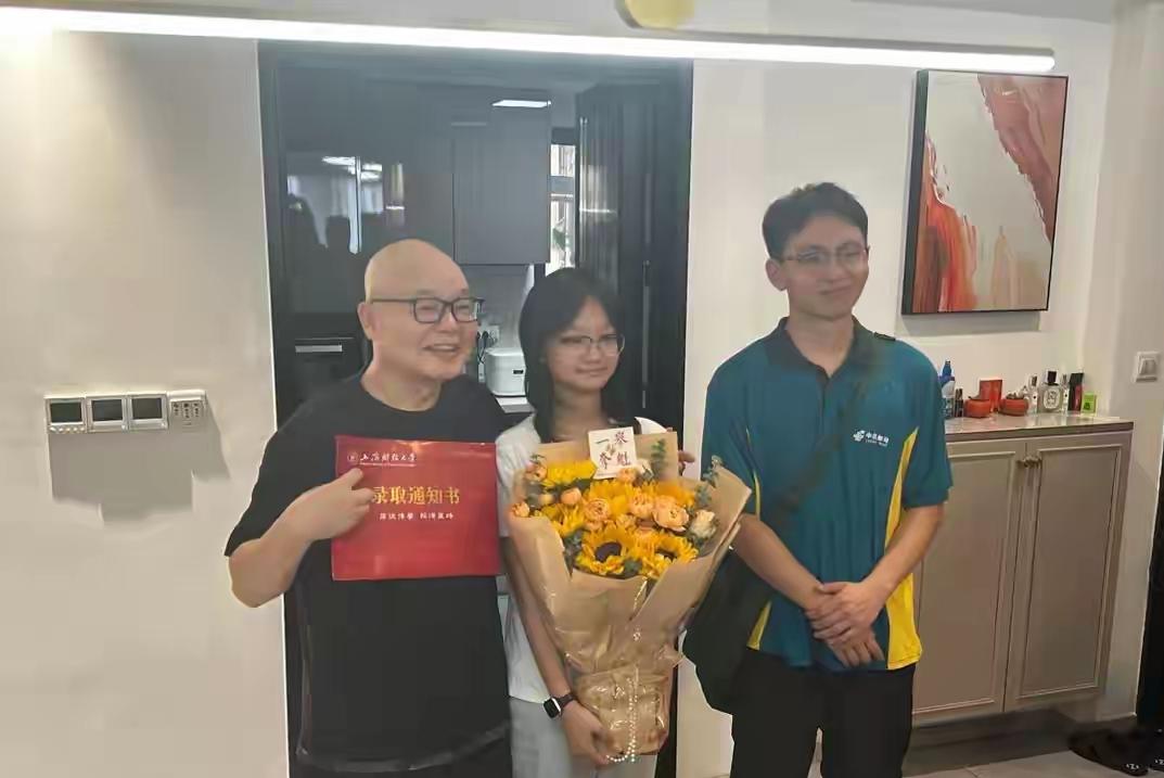 7月15日16时35分，武汉的暑气还未散尽，汉阳区五里墩揽投部的电动三轮车稳稳停