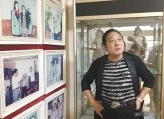 在中国的娱乐圈，有一个曾经轰动一时的人物。他就是自称“气功大师”的王林。凭借骗术