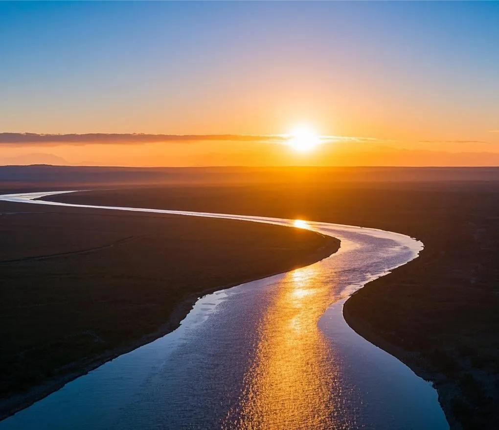 孤独就是一个人的狂欢
 
李家宁(福建)

城市的霓虹，在窗外喧嚣，
作者的灵魂