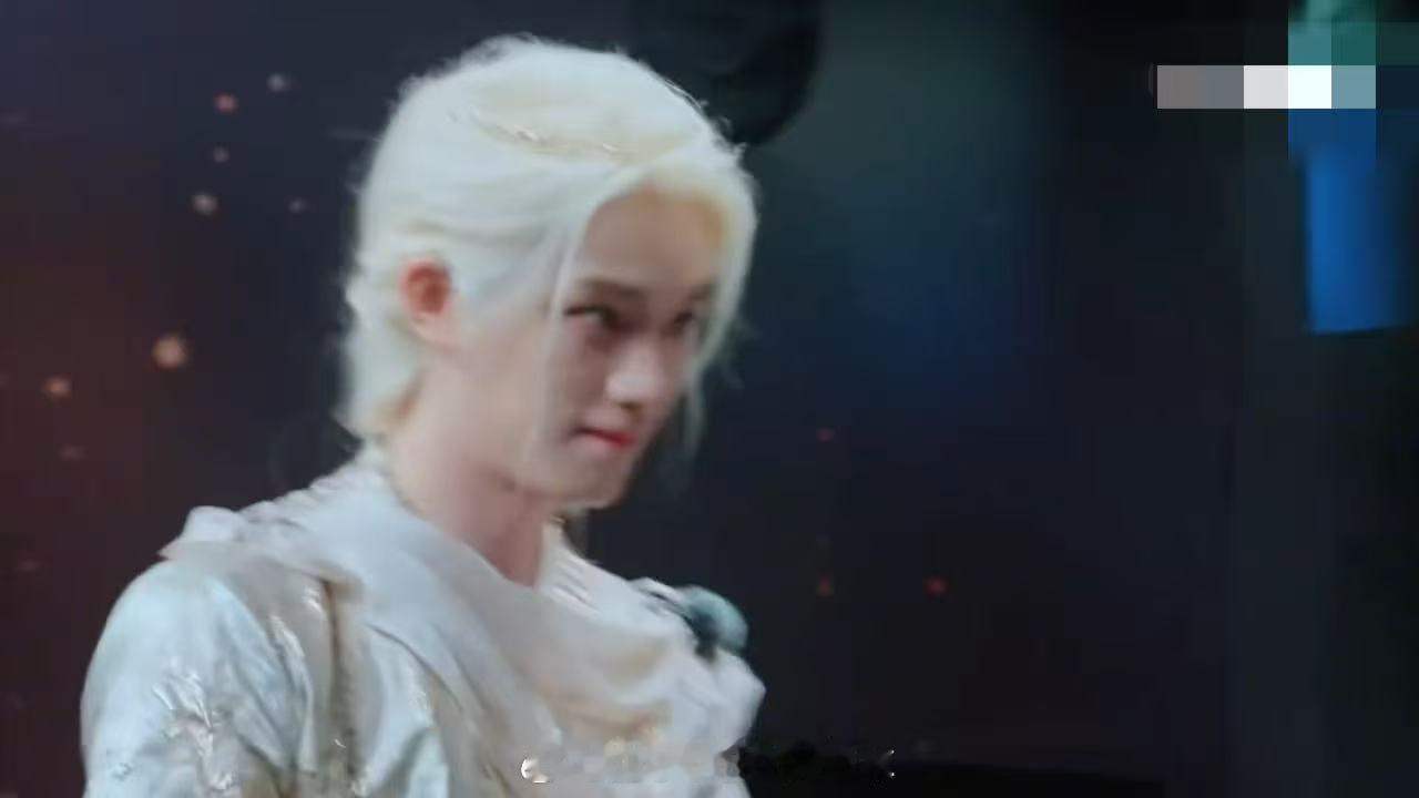张凌赫这"毫无颜面"说得，三分无奈七分纵容。丁程鑫周柯宇在旁边略略略，完全没在怕