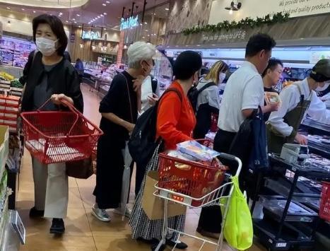 日本求饶也晚了？中方不救，特朗也救不了！全世界都没料到，高市突接噩 耗，该来的报