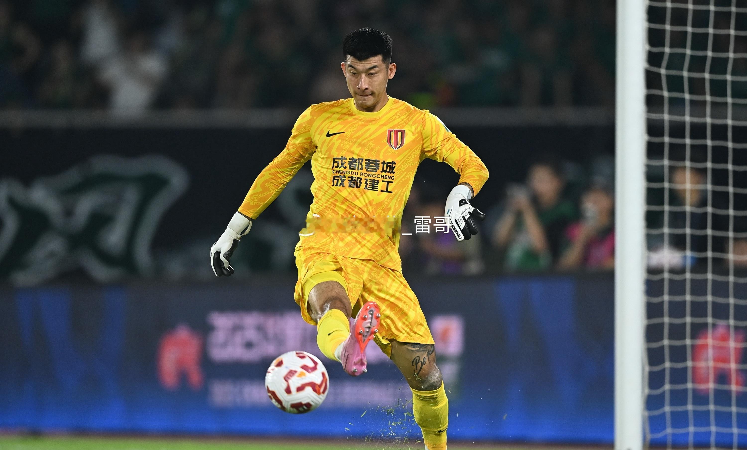 12月12日 2025年中国足球职业联赛颁奖会，刘殿座（成都蓉城）获得中超最佳门