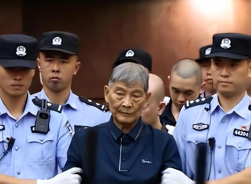 缅北四大家族的账，数字摆出来确实解气。

但值得盯的不是敏昂莱真不真心，而是每一