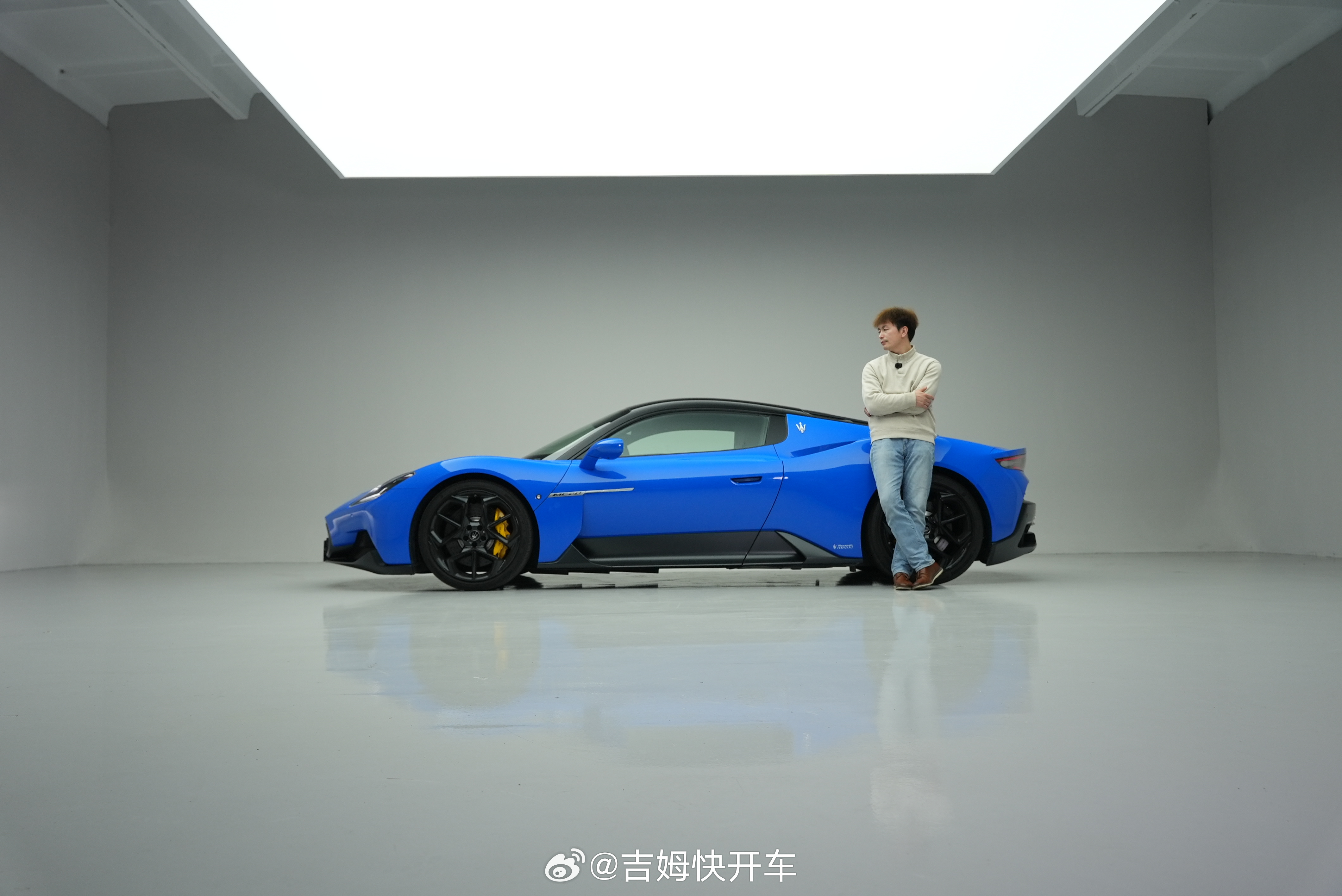 我看现在越来越多的汽车自媒体都有自己的影棚了，我们几年前就整了个小车间，现在换办