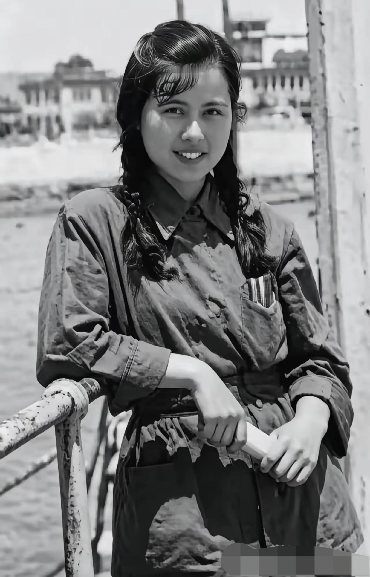 她满腹诗书，文韬武略，才华横溢，她是很有名气的女导演，就是现在的导演也无人超越，