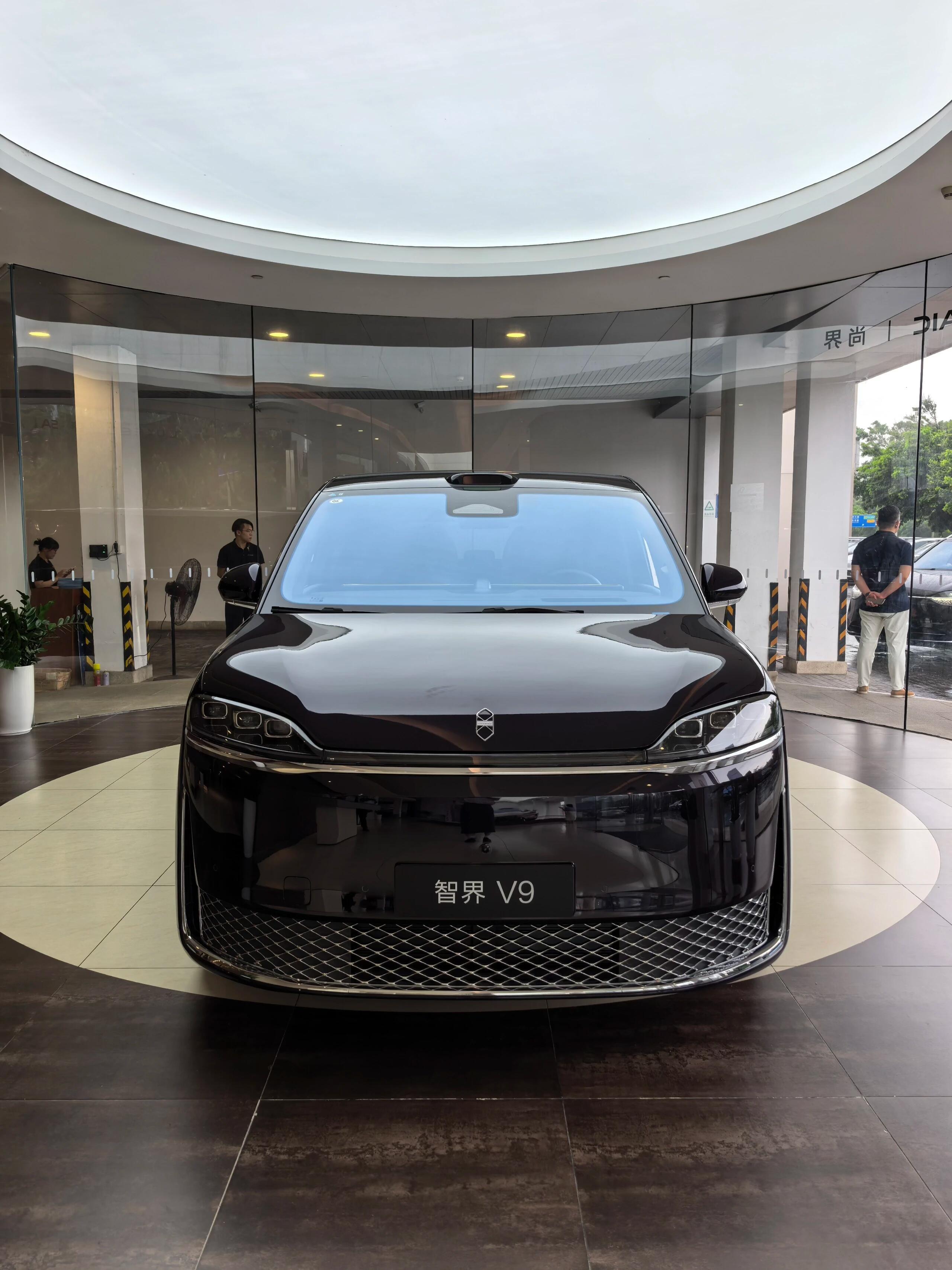 鸿蒙智行首款旗舰MPV，首发车载制氧系统，二排123°双零重力+SPA机械按摩，