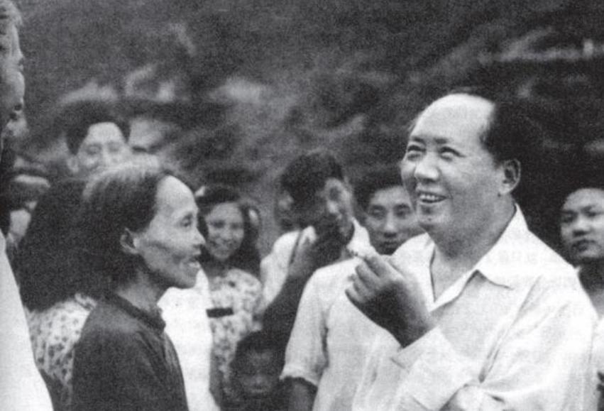 1959年毛主席回乡时，一位老妇亲切高呼大侄子，毛泽东诧异地询问自己该如何称呼她