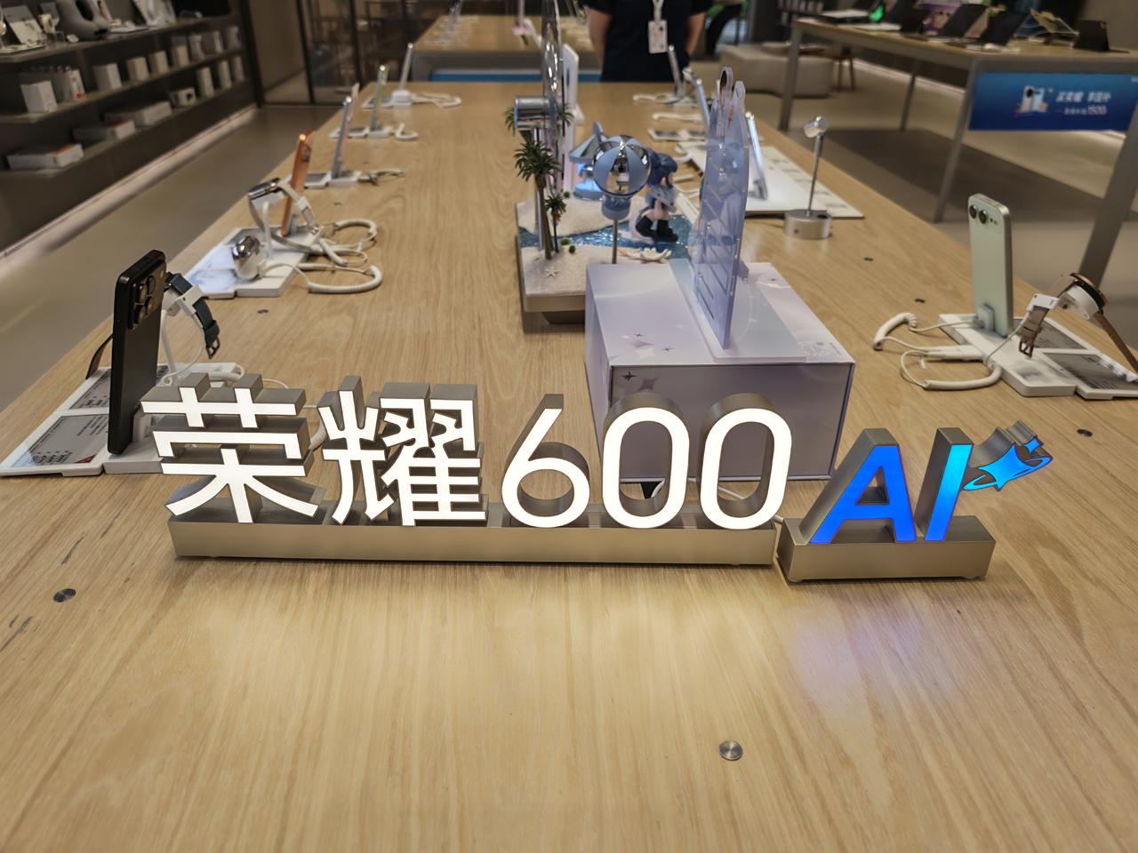 本来想去荣耀专卖店摸一下荣耀Robot Phone手机的，结果工作人员告知这手机