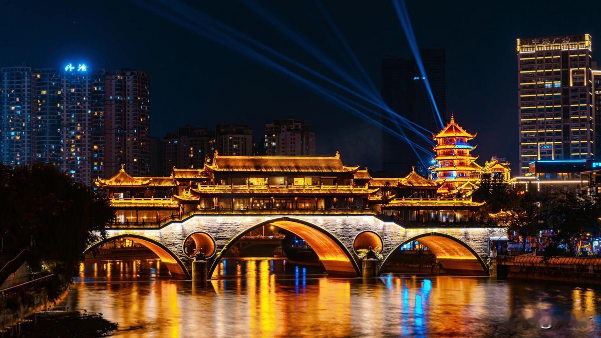 果然是西部经济引擎！
2015年，成都GDP增长7.9%；
2016年，成都GD