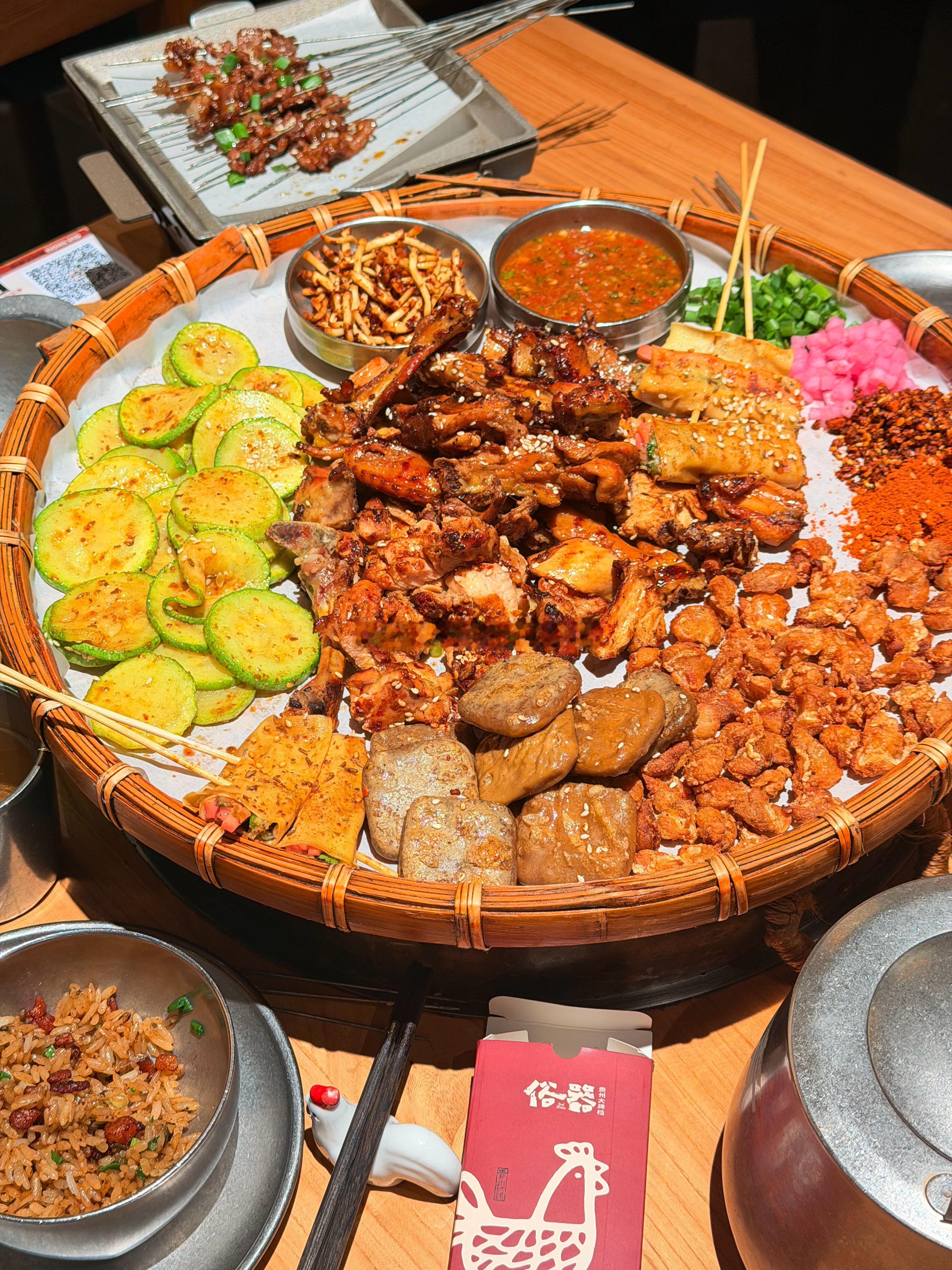 三观很重要,但三餐更重要。  深圳