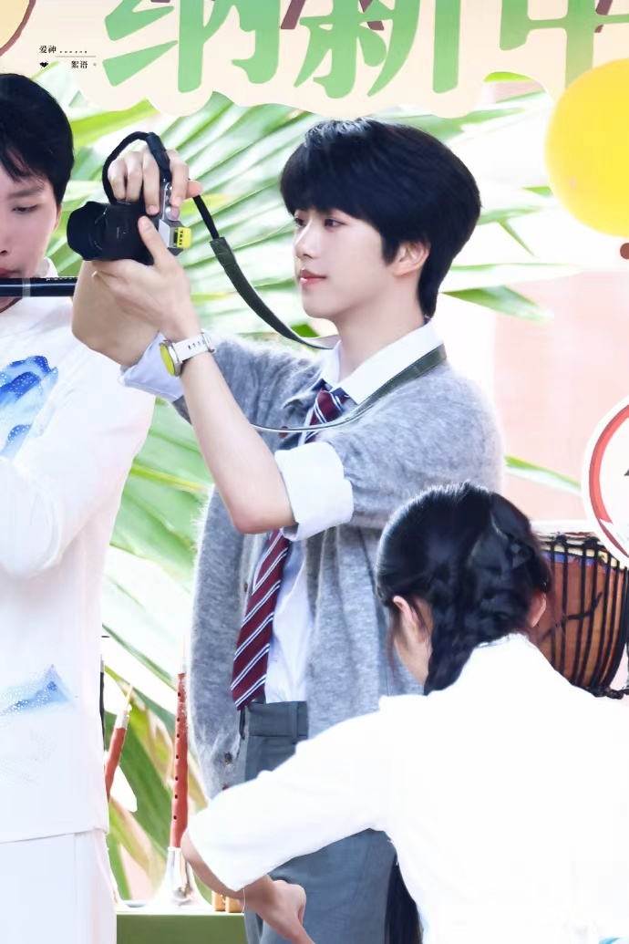 张函瑞校服造型白月光学长张函瑞徐安博摄影师 张函瑞校服造型白月光学长，张函瑞徐安