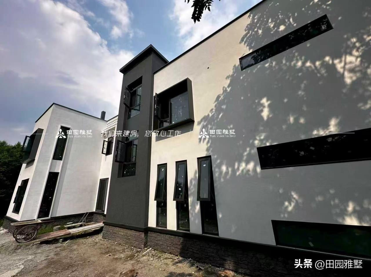 又来给各位汇报我们的完工案例啦！

这次是位于温江金马 的一套两层半的双拼现代风