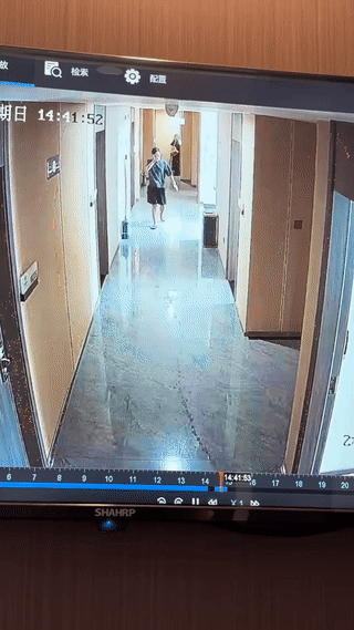 男子穿着拖鞋在宾馆里突然滑倒！
尽管他在滑倒之前拼命挣扎，试图控制住自己的身体。