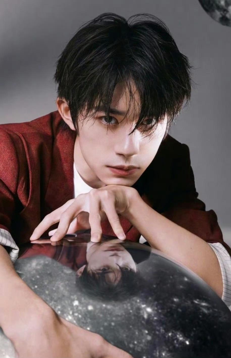 易烊千玺 别回头别停留往前走 易烊千玺｜轻舟已过万重山！从背着大包赶飞机的少年，