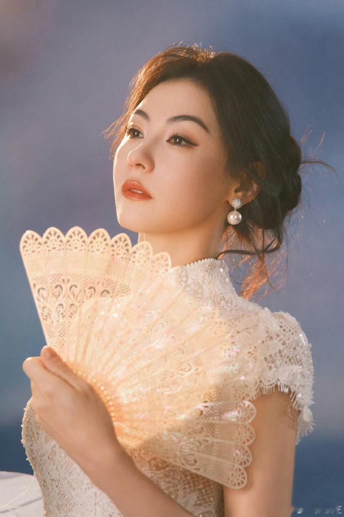 张柏芝身着蕾丝旗袍惊艳出镜，那精致蕾丝勾勒出绝美风姿，举手投足间尽显端庄优雅，仿