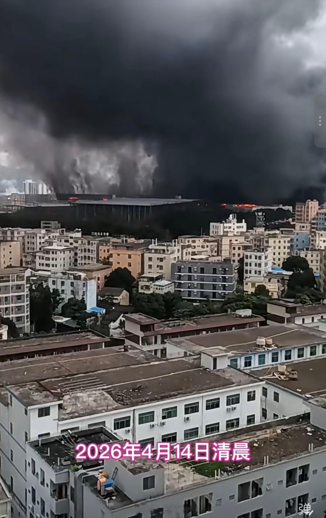 比亚迪公司起火广东的各种群小视频刷爆了……火势真不小 