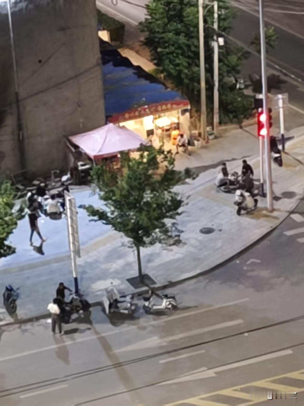 如果，这个男人是我的儿子，老子当场打断他的腿。

夏天来了，小区对面有一家烧烤店