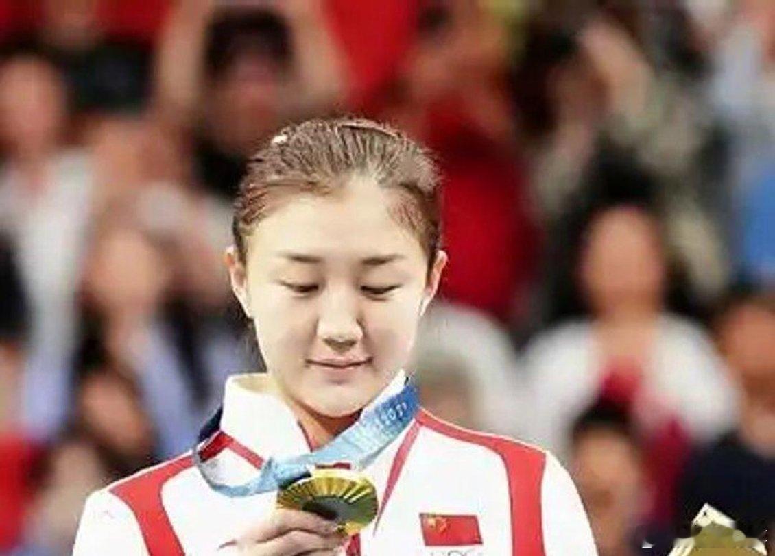 乒乓女王陈梦又回到了梦想成真的地方巴黎！这回可不是挥拍上阵，而是直接化身T台女王