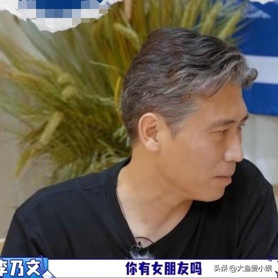 李乃文问陈哲远：“你有女朋友吗？”

陈哲远听后，打马虎眼的笑了一下，然后尴尬的