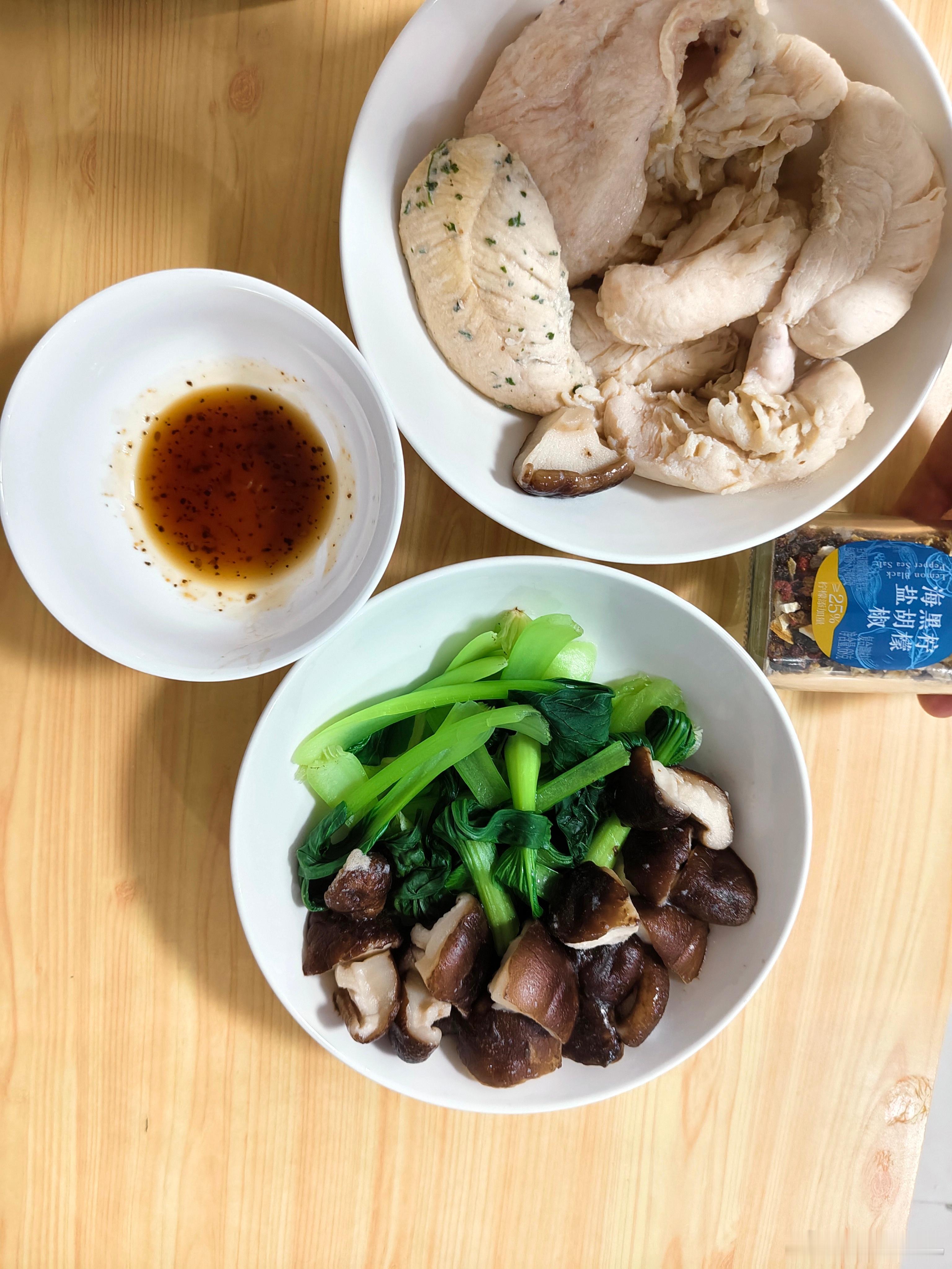 吃饭吃饭烫点鸡胸肉，然后烫了香菇和青菜，感觉鸡胸肉的汤很适合烫香菇，味道真的很香