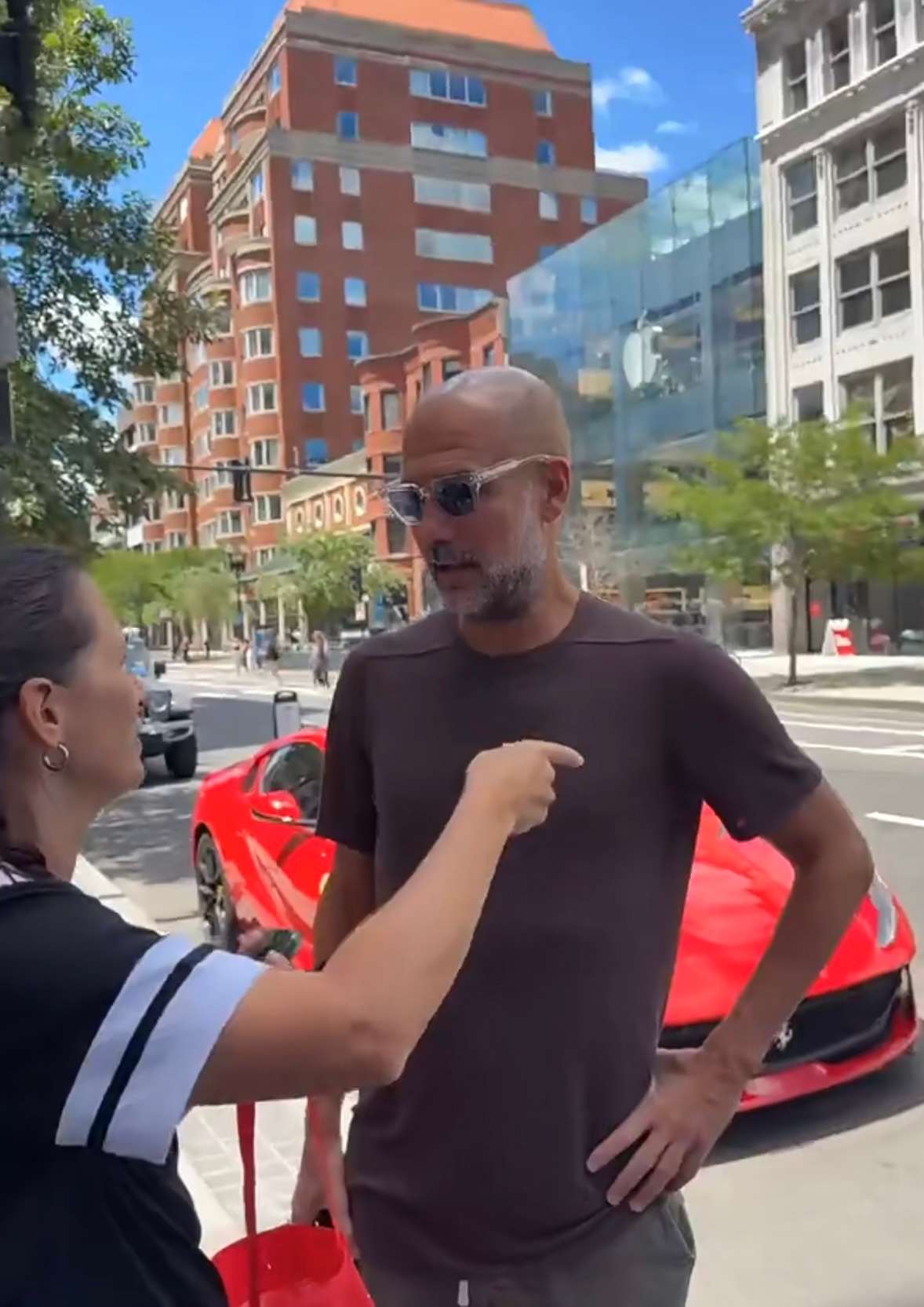 有在波士顿读过书的朋友给我说瓜身后的高楼是Prudential Center，是