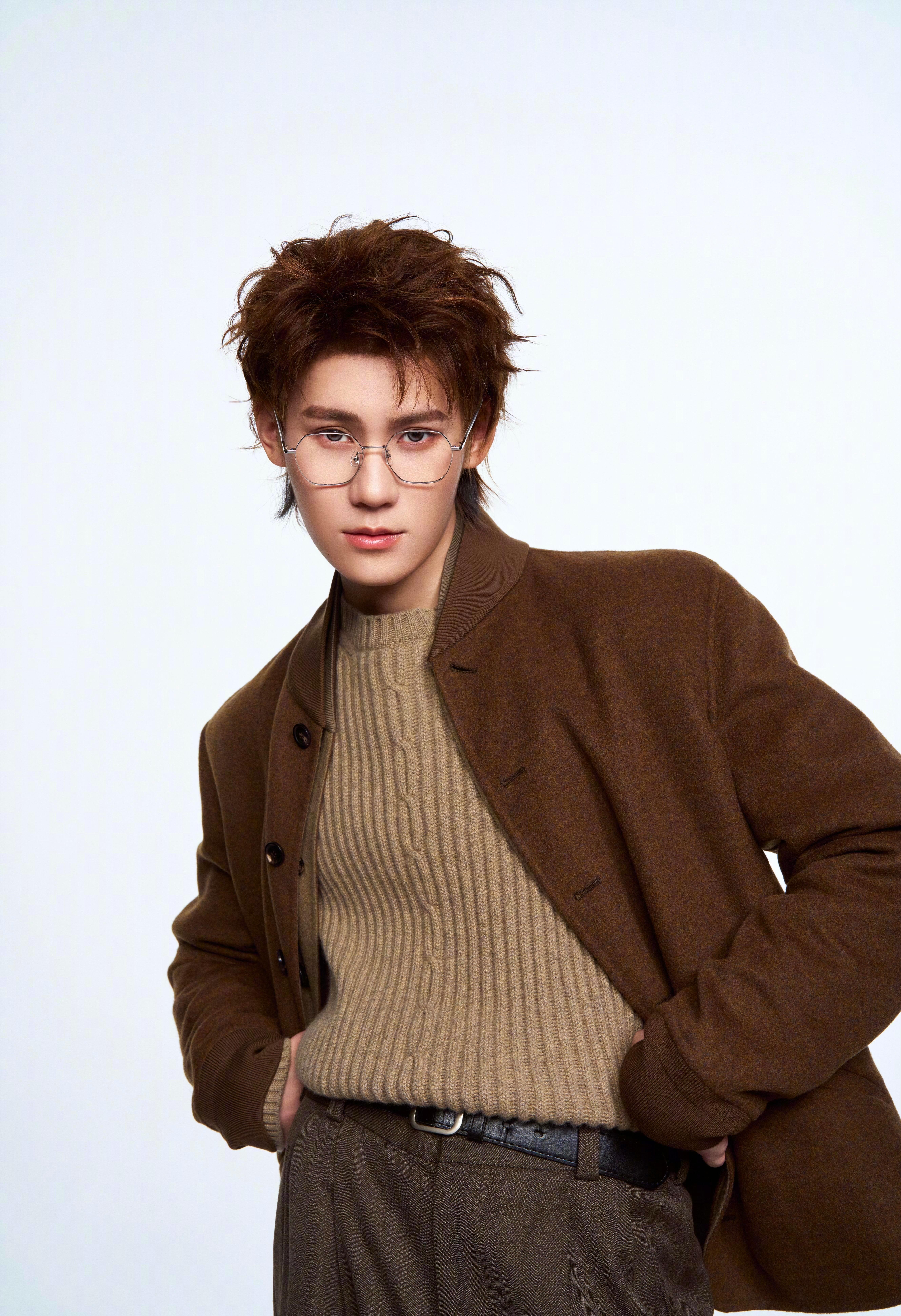张真源棕色系慵懒矜贵公子张真源出镜演绎Loro Piana 2025秋冬系列时装