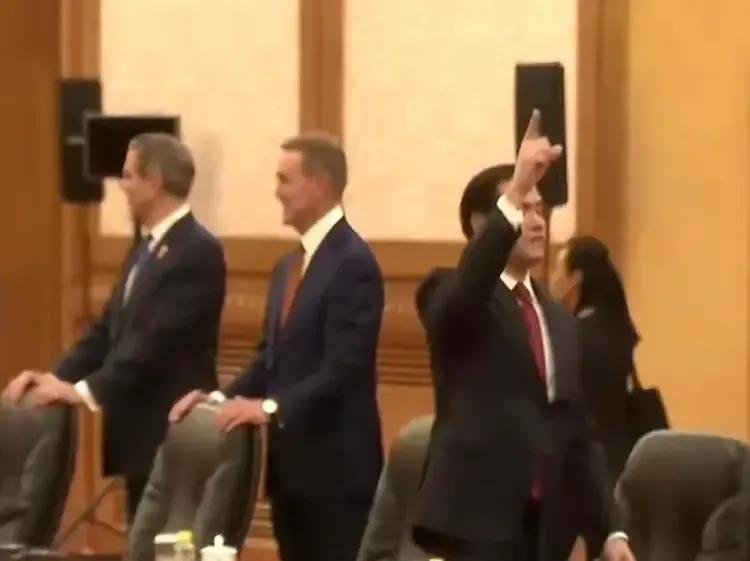 鲁比奥随特朗普访华，5月14日一进人民大会堂，直接被那金碧辉煌、技艺高超的建筑给