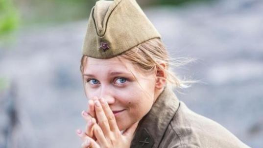 1945年，一个苏联女兵看到一个日本战俘英俊潇洒，她悄悄对男人说：“如果你答应和