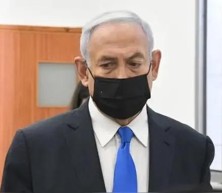 历史性时刻！以色列总理内塔尼亚胡今日出庭受审。4月12日，以色列总理内塔尼亚胡因