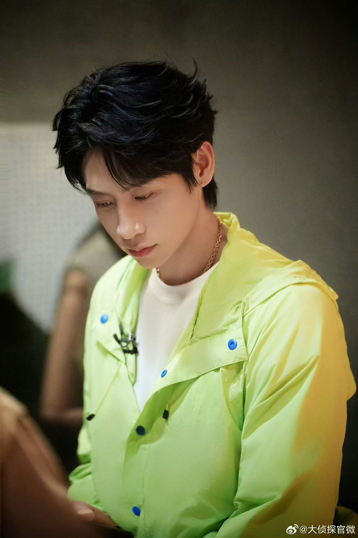 魏晨是懂花小钱办大事的大侦探惊变七日 魏晨这期自带笑点，魏制片抠门到极致，省钱省