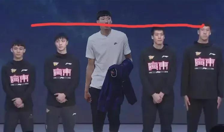 不得不提！！！
二飞官方身高203cm
杜润旺官方身高206cm
实际差距这么远