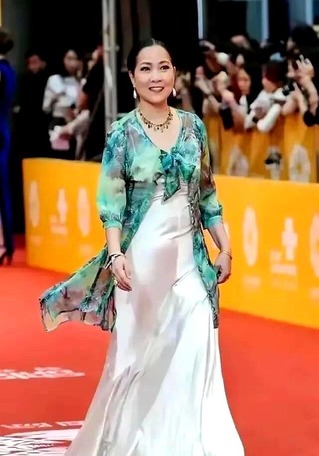 66岁的沈丹萍，狠狠戳破了娱乐圈的遮羞布。
 
去年《生万物》里她只演了两场戏，