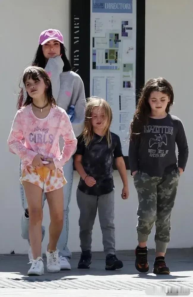 《变形金刚》中的女主角把她的三个儿子当女儿一样养，真的是让人眼前一亮！他们穿着花